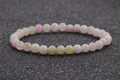 Détail d'un bracelet en perles d'agate 6mm dégradées rose, blanc et vert clair naturel - Dégradé