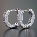 Orecchini a cerchio in argento S925 con zirconi bianchi micro-pavimentati su sfondo scuro - Oro Bianco