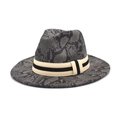 Detail von grauem Fedora Hut mit Schlangenhaut-Muster und gestreiftem Hutband aus Stoff - M (56-58cm) / Dunkelgrau