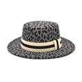 Flacher grauer Wollfilzhut mit Leopardenmuster, dekorativem Band und flacher Krempe - M(56-58cm) / Grau