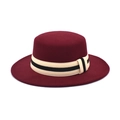 Detail eines weinroten flachen Fedora-Hutes mit gestreiftem beige-schwarzem Band - Burgunderrot