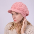 Detalle de textura de punto trenzado rosa y visera acanalada de un gorro de invierno - Talla única / Rosa