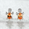 Détail de boucles d'oreilles tortue avec zircon orange et accents de cristal blanc - Plaqué Platine Zircon Champagne