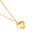 Collar minimalista con colgante de corazón dorado y cadena cruzada en fondo blanco - Estilo de Corazón 3D (KN112519-Z) / Dorado