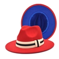 Dettaglio del cappello di lana rossa con fodera blu e nastro a righe bianco e nero - M (56-58cm) / Rosso con Interno Blu