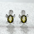 Détail macro de boucles d'oreilles tortue avec pierres vert olive et cristaux étincelants - Plaqué Platine Zircon Vert Olive
