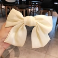 Grande barrette à nœud en satin blanc crème montrant un style élégant et surdimensionné - Clip à ressort en satin / Blanc Lait (Satin)
