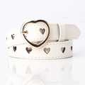Cintura da donna in pelle PU bianca con fibbia a cuore dorata e motivi a cuore traforati - Bianco