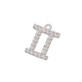 Détail macro du pendentif chiffre romain II en argent avec micro-incrustations - Argent Gémeaux
