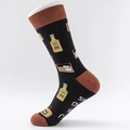 Wadenhohe Baumwollsocken in Schwarz und Braun mit Weinflaschen- und Glasmustern - EU 41-46 / Schwarz/Braun/Getränkemuster