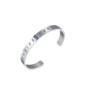 Bracciale Viking in acciaio al titanio con rune blu luminose in vista laterale pulita - Argento