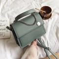 Sac à main vert foncé en cuir PU mat avec chaîne argentée et bandoulière réglable - Vert
