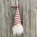 Primer plano de gnomo navideño con gorro de lentejuelas de rayas rojas y barba blanca - Rayado Rojo