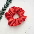 Rode fluwelen scrunchie met witte stippen voor kerstkapsels op een witte achtergrond - Rode stippen