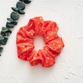 Chouchou en velours orange avec motif flocon de neige blanc pour coiffure de Noël - Petit flocon de neige rouge