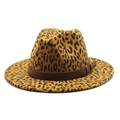 Klassieke fedora met luipaardprint en donkerbruine lederen decoratieve band op wit - M (56-58cm) / Khaki