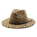 Klassischer Woll-Fedora mit Leopardenmuster und schwarzem Lederband auf weißem Hintergrund - M (56-58cm) / Camel