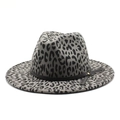 Nahaufnahme des Leoparden-Fedora-Huts mit schwarzem Ledergürtel und goldener Schnalle - M (56-58cm) / Grau