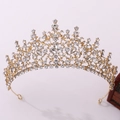 Dettaglio macro di una corona nuziale barocca dorata con strass di cristallo lucidi - Oro