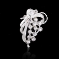 Elegante broche de flor plateado con brillantes pedrería sobre un fondo negro reflectante - Estilo de Lazo Plateado (D031-A)