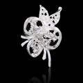 Elegante broche de flor plateada con brillantes diamantes de imitación sobre fondo negro - Plata (D032-A)