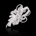 Élégante broche fleur argentée avec perles et strass sur fond noir avec reflet brillant - Style Fleur Strass (D033-A)