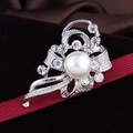 Broche nœud argentée élégante avec perle centrale et cristaux sur ruban rouge - Style Nœud (D025-A) / Argenté