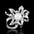 Broche fleur argentée élégante avec perle blanche et cristaux sur fond noir brillant - Style Fleur Perle Creuse (D029-A)