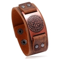 Bracciale in pelle marrone con bussola vichinga Vegvisir in bronzo su sfondo bianco - Rame rosso antico