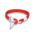 Détail macro du bracelet en paracorde rouge avec breloque queue de baleine argentée - Rouge