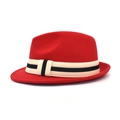 Detail van rode wollen fedora met een zwart-wit gestreepte ribbelband trim - M (56-58cm) / Rood