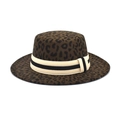 Nahaufnahme des Fedora-Hutes mit Leopardenmuster, Wollfilz und gestreiftem Dekoband - M(56-58cm) / Armeegrün