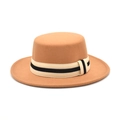 Eleganter khakifarbener Wollfilzhut mit flacher Krone und schwarz-weißem Streifenband - Camel