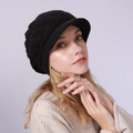Detail der schwarzen Strickmütze mit hochwertigem Zopfmuster und Schirm-Design - Einheitsgröße / Schwarz