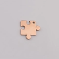 Detalle de colgante de pieza de rompecabezas en oro rosa con acabado de espejo pulido - Pequeño (16x16mm) / Oro rosa