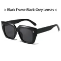Gafas de sol cuadradas negras con remaches dorados y cristales gris oscuro - Montura Negra Lentes Gris Negro