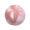 Gedetailleerde weergave van roze en witte tie-dye ribgebreide muts met gerolde rand - Roze Wit Tie-dye (Stijl 4)