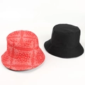 Dettaglio del cappello alla pescatora reversibile con motivo paisley rosso e tela nera - M (56-58cm) / Rosso