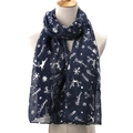 Donkerblauwe kerstsjaal met zilveren rendier- en sneeuwvlokprints op een etalagepop - Marineblauw