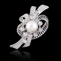 Elegante broche de flor plateado con perla blanca y brillantes diamantes sobre fondo negro - Ab081-A