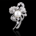 Broche de flor plateado con perla central y cristales brillantes sobre fondo negro mate - Ab082-A