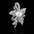 Broche fleur argentée élégante avec perle blanche et strass cristallins sur fond noir poli - Style Nœud Perle Strass (D028-A)