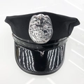 Detalle de gorra de policía negra con visera de charol brillante e insignia metálica plata - Talla única / Negro