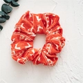 Chouchou de Noël en velours rouge avec motifs blancs de rennes et flocons - Rouge renne rétro