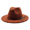 Orangefarbener Fedora-Hut mit Leopardenmuster, schwarzem Lederband und Metallnieten - M (56-58cm) / Rostrot