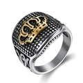 Anello a corona bicolore in acciaio inossidabile con texture granulata e accenti dorati - US 10 / Stile Corona Granulare (07103)