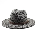 Detailopname van luipaardprint fedora met brede rand en leren bandje met metalen gesp - M (56-58cm) / Grijs