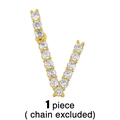 Détail d'un pendentif lettre V dorée serti de micro-pavé de zircone sur fond blanc - Pendentif Lettre V (Sans Chaîne)