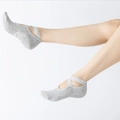 Calze da yoga antiscivolo grigio chiaro con cinghie incrociate e grip in silicone - Taglia unica / Grigio chiaro