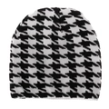 Detail van gebreide muts met hoogwaardige zwart-witte pied-de-poule patroontextuur en garen - Houndstooth Gebreide Muts